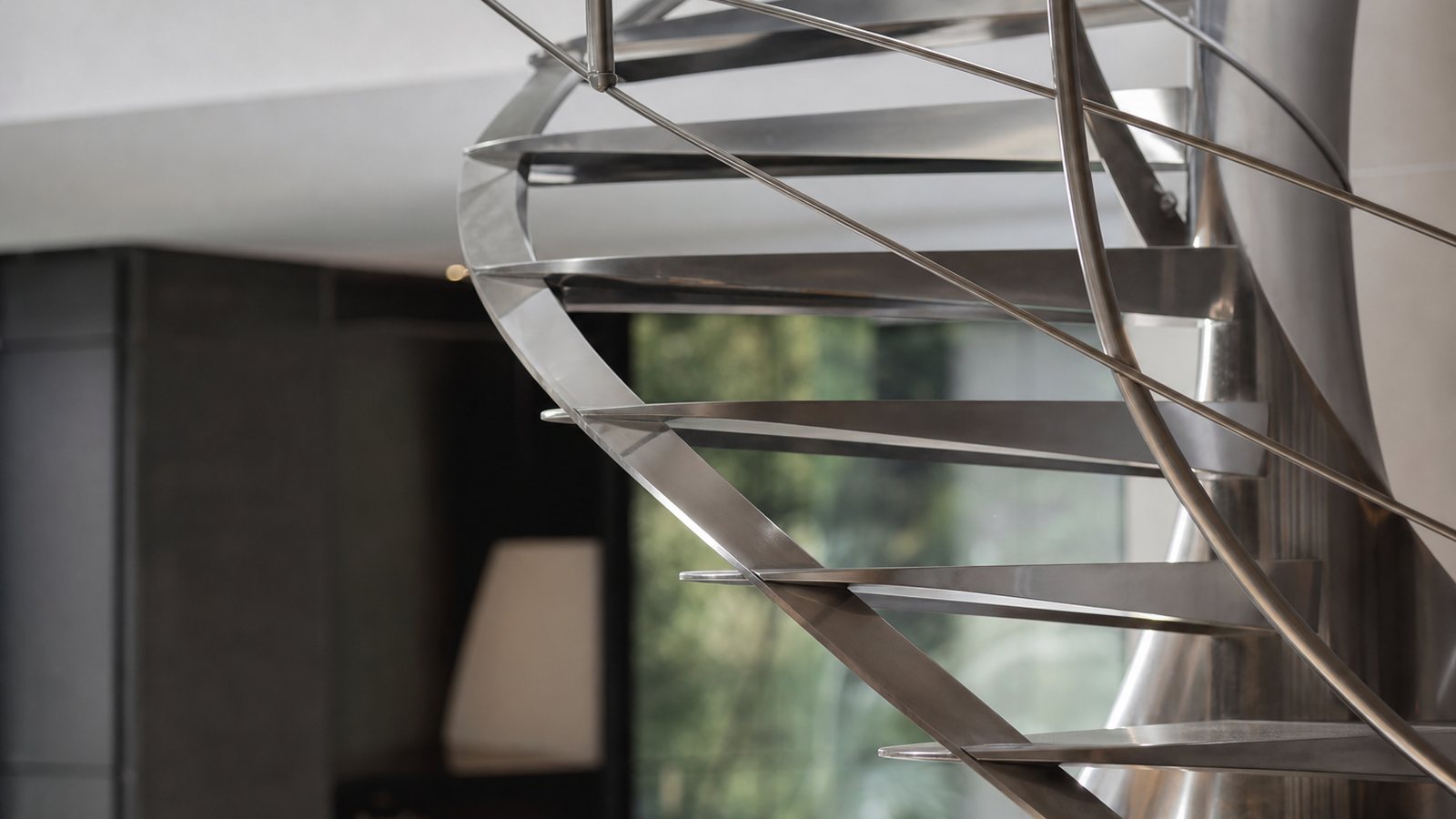 Detail d'un escalier design sur mesure melant structure d'acier et marches de bois massif